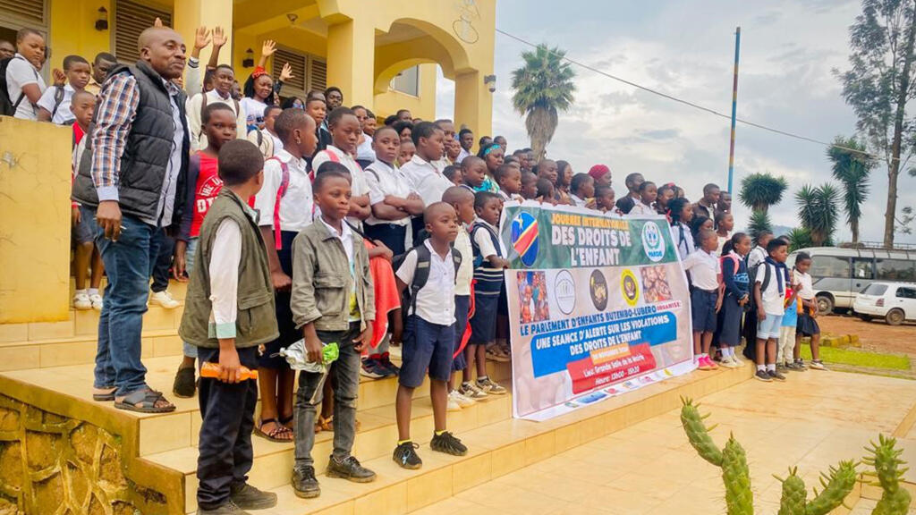 Les enfants devant l'Hôtel de ville de Butembo.