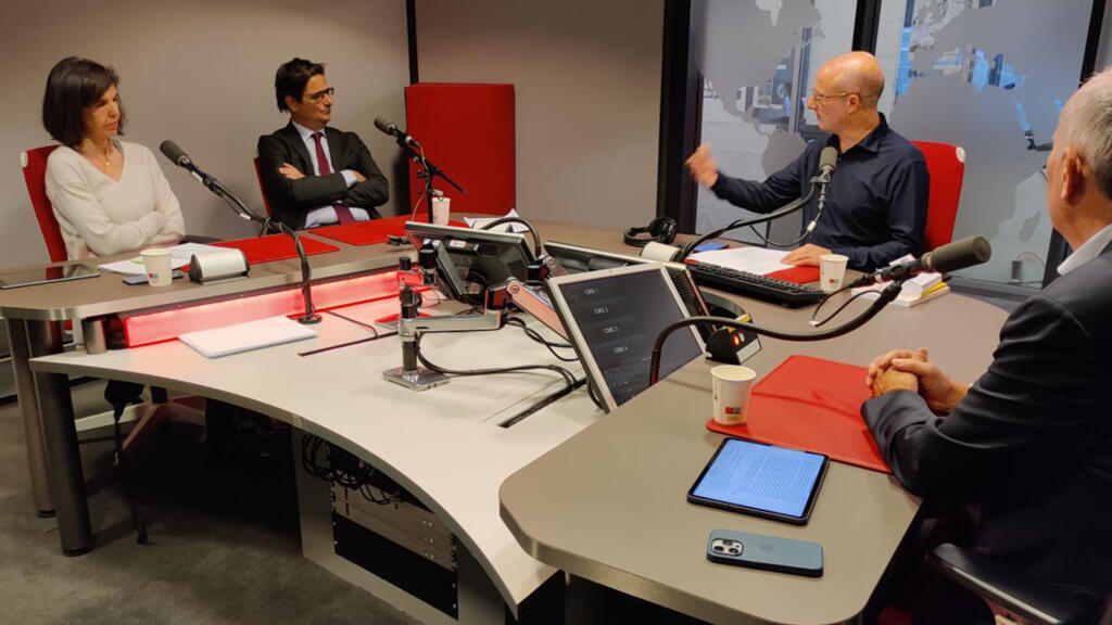 Pendant le tournage de l’émission Eco d’ici Eco d’ailleurs dans les locaux de RFI.
