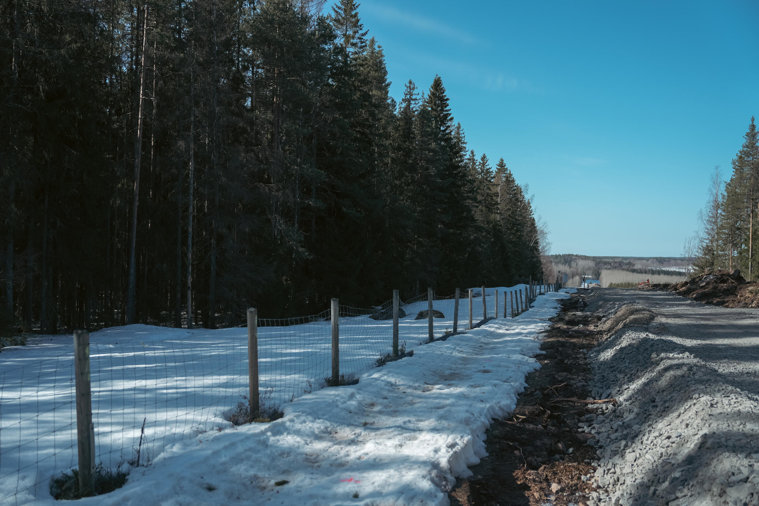 Obras de construcción de la futura cortina de hierro entre Finlandia y Rusia, en Imatra, el 14 de abril de 2023