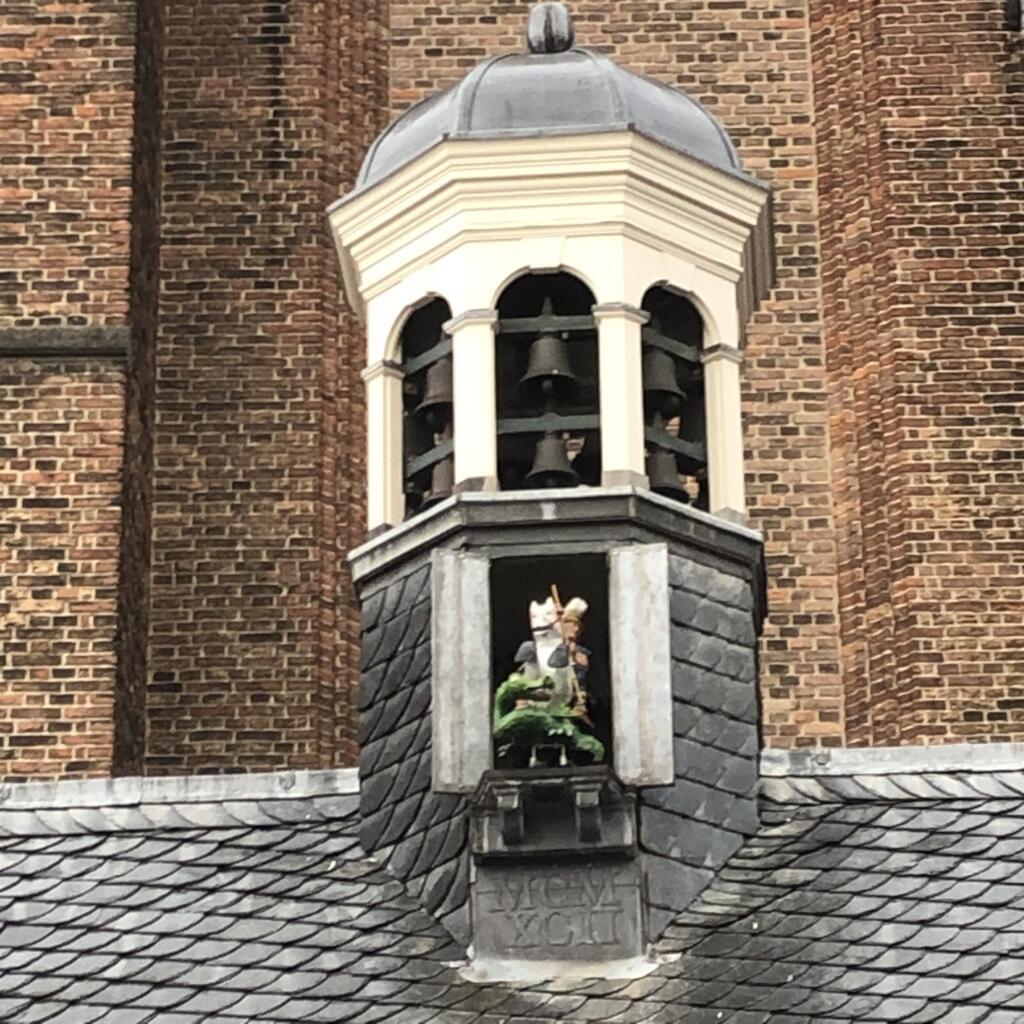 O São Jorge padroeiro e o dragão aparecem de hora em hora para encanto das crianças no centro histórico de Amersfoort.
