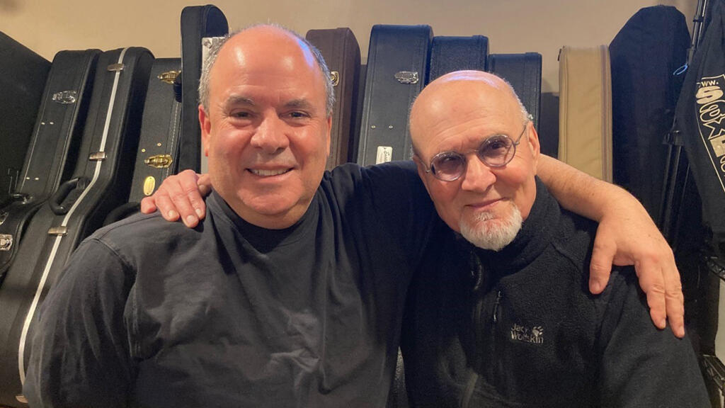 Joe Gordon (manager d’Al Jarreau) et Joe Turano (directeur musical d’Al Jarreau), en duplex de Milwaukee aux États-Unis.