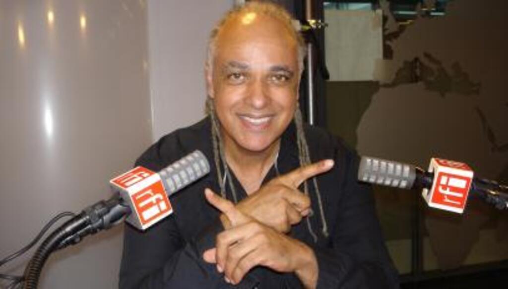 Mino Cinelu au micro de Joe Farmer.
