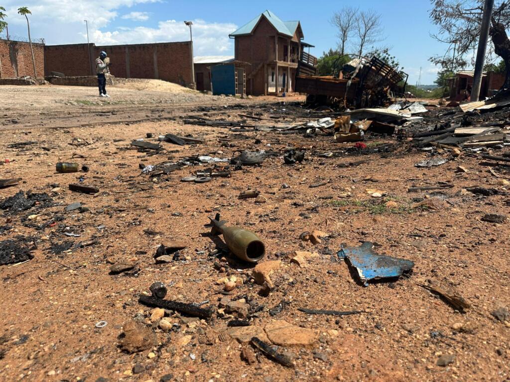 法广图片 / 非洲 - 刚果（金）：南基伍省第二大城市乌维拉（Uvira）遭叛军攻陷后的战场照片之一。
RFI Image / Afrique - RD Congo : les restes d'un obus jonchent le sol à proximité d'un camion de l'armée congolaise calciné à Luvungi, alors que la ville, autrefois mouvementée, est déserte, le 13 décembre 2025.