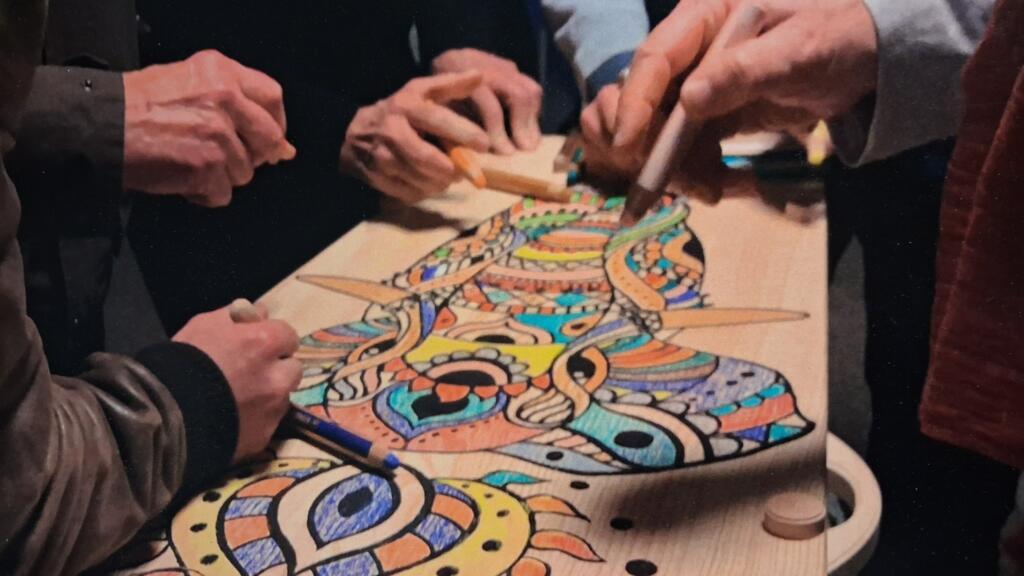 Dans un marché dominé par le privé et la quête du profit, les coopératives funéraires séduisent de plus en plus de sociétaires qui viennent y chercher du temps, de l'écoute, de la transparence sur les prix et une manière de se réapproprier les obsèques de leurs proches.