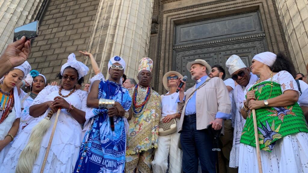 Robertinho Chaves (de azul), Pai Pote, a madrinha Cristina Córdula e o vigário Brien MacCarthy durante o ritual de lavagem das escadarias da Igreja da Madeleine, em Paris, em 4 de stembro de 2022.