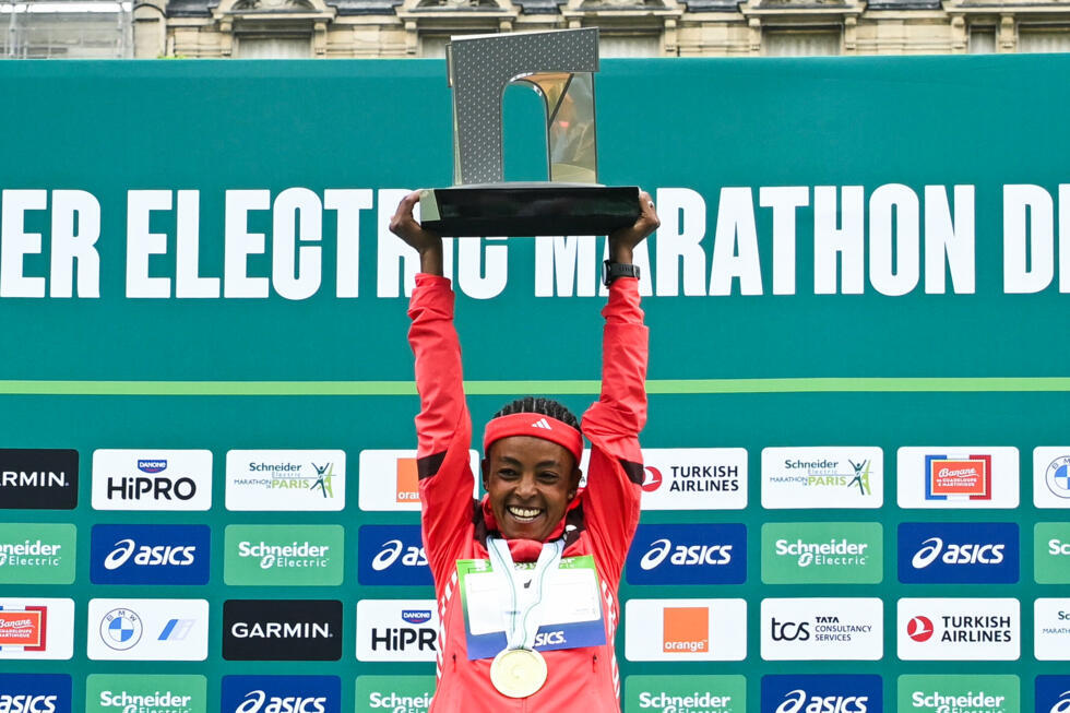 L'Éthiopienne Bedatu Hirpa sur le podium après avoir remporté le marathon de Paris féminin, à Paris, le 13 avril 2025