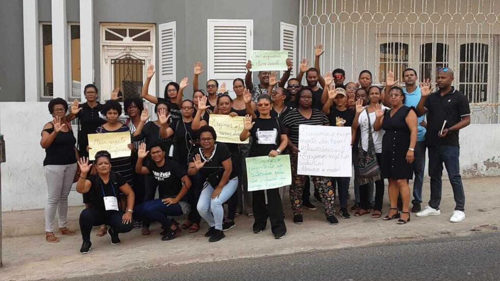 Em Cabo Verde, os professores observam uma greve de dois dias para reclamar melhores salários.