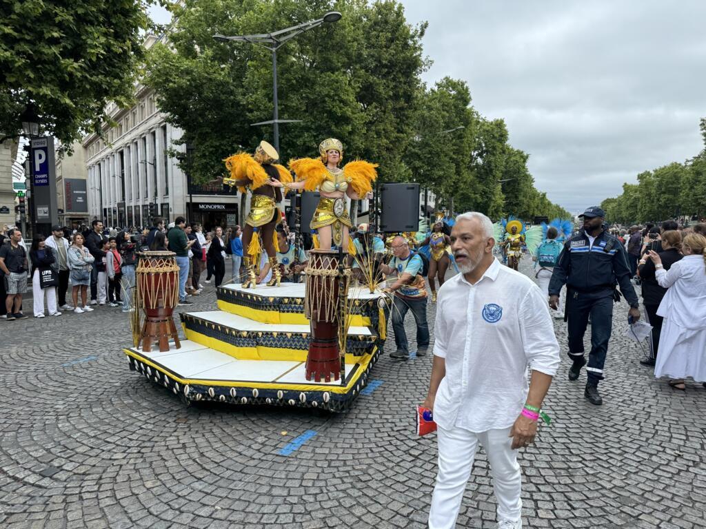 O carnavalesco do Rio de Janeiro, Marcelo Oliveira (à direita de branco), acompanha suas criações da escola de Samba Azulinha, na avenida parisiense, neste domingo.