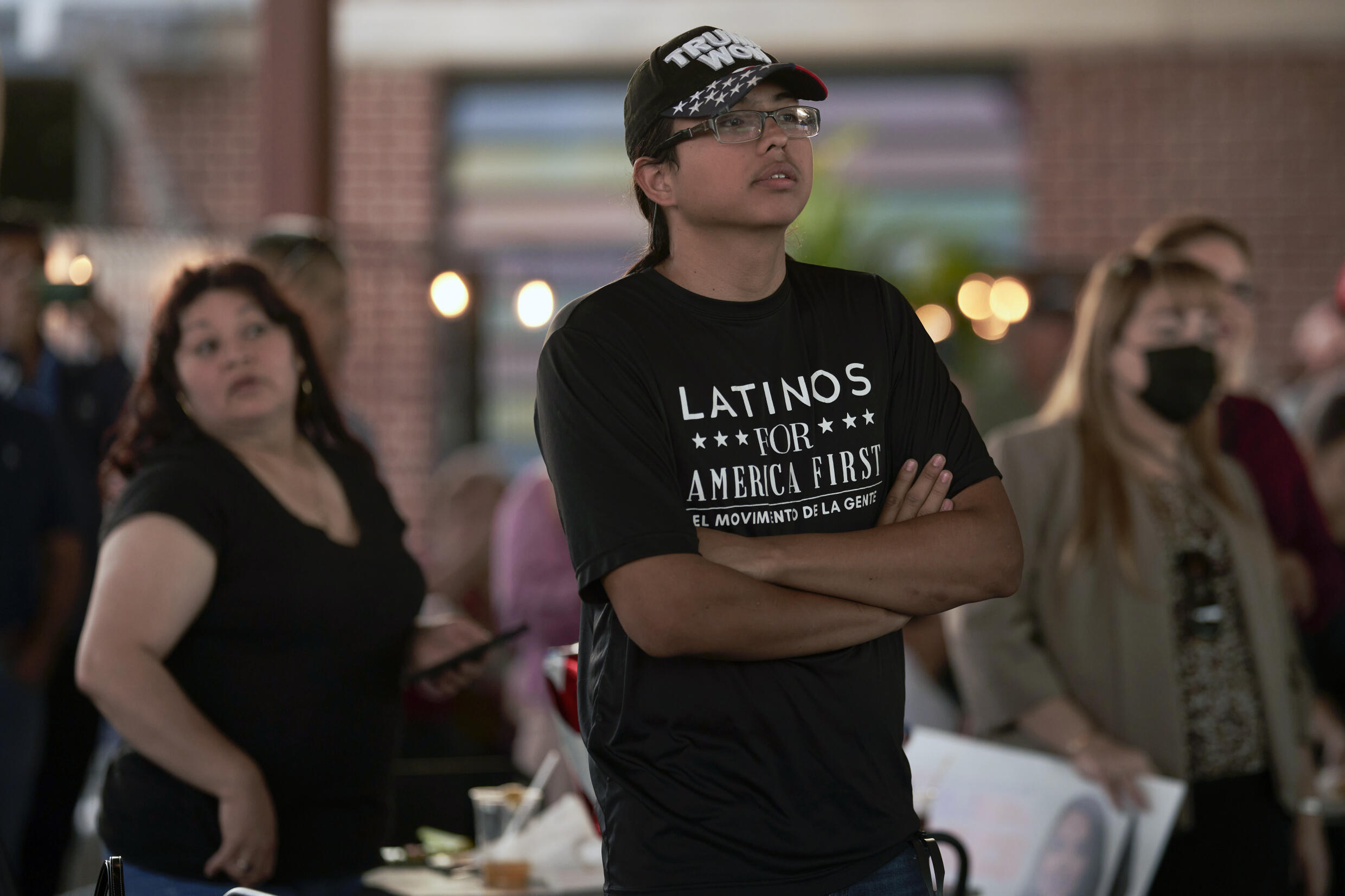 Un hombre con una camiseta "Latinos for América First" asiste a un mitin electoral en McAllen, Texas, el 10 de octubre de 2022