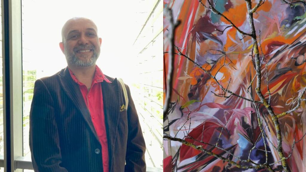 O artista plástico, Rodrigo Bueno, ao lado da imagem que ilustra o convite de "Désormais", sua exposição parisiense.