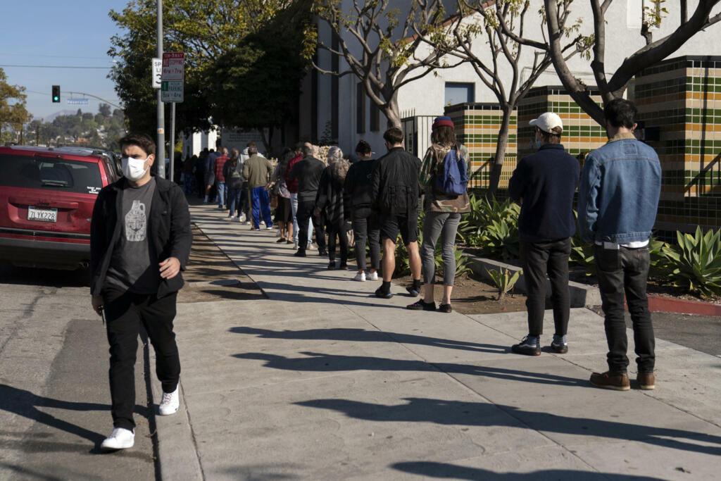 Em Los Angeles, americanos aguardam para testar contra a Covid-19.