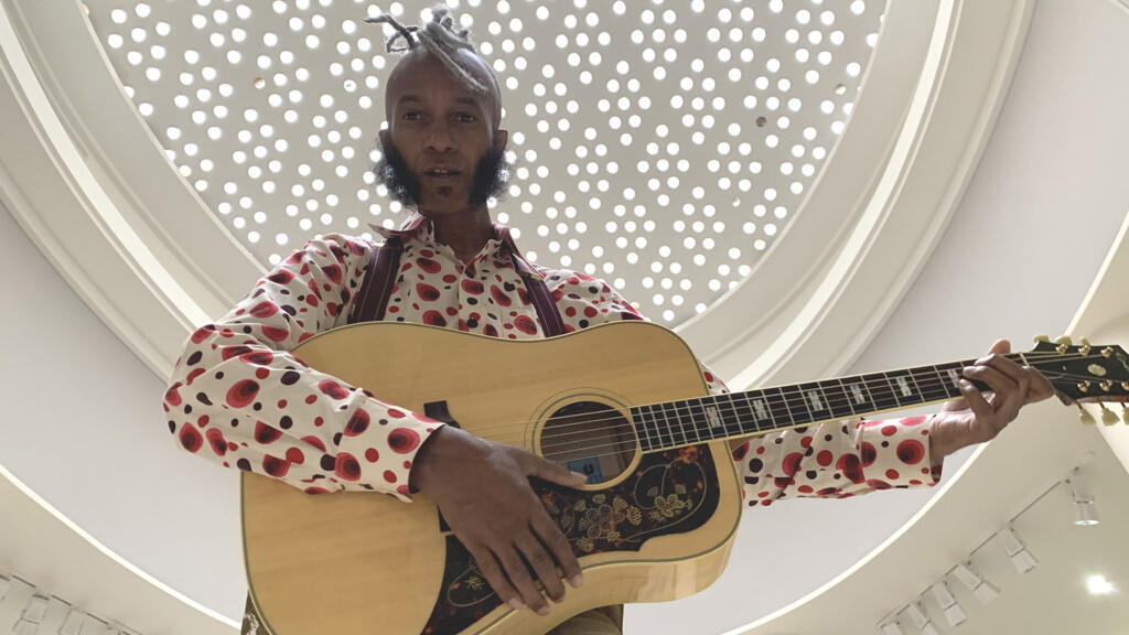 Fantastic Negrito nous regarde du haut de son ancestralité.