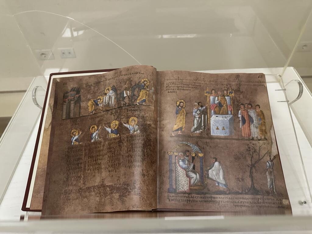 Một bản copy của cuốn Codex Purpureus Rossanensis, Bảo tàng Giáo phận và Sách cổ (Museo Diocesano e del Codex) ở Rossano, tỉnh Cosenza, miền nam Ý, tháng 11/2025.
