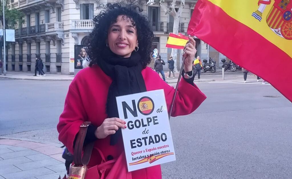 Gema, mère de deux enfants, proche de la quarantaine, qui participe presque tous les jours au rassemblement rue Ferraz, à Madrid. Elle réclame le départ du président du gouvernement Pedro Sanchez.