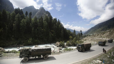 Ảnh tư liệu chụp ngày 01/09/2020: Một đoàn xe quân sự của Ấn Độ di chuyển đến vùng biên giới Ladakh, nơi mà Trung Quốc và Ấn Độ đối đầu với nhau từ tháng 5/2020.