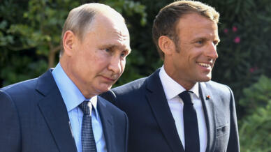 Tổng thống Pháp Emmanuel Macron (P) tiếp đồng nhiệm Nga Vladimir Putin tại pháo đài Brégançon, Pháp ngày 19/08/2019.