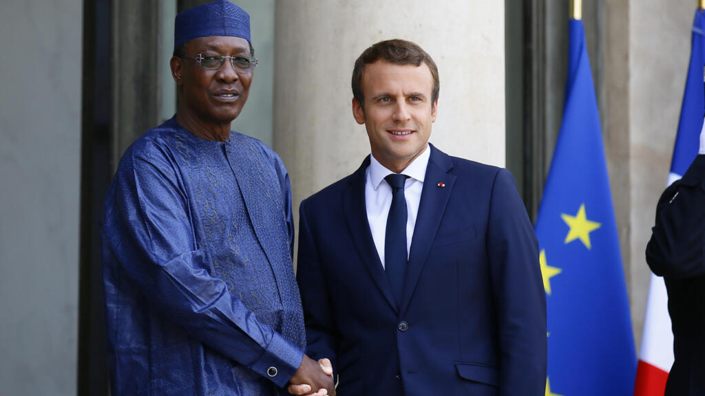 Idriss Déby et Emmanuel Macron à l'Elysée à Paris le 28 août 2017.