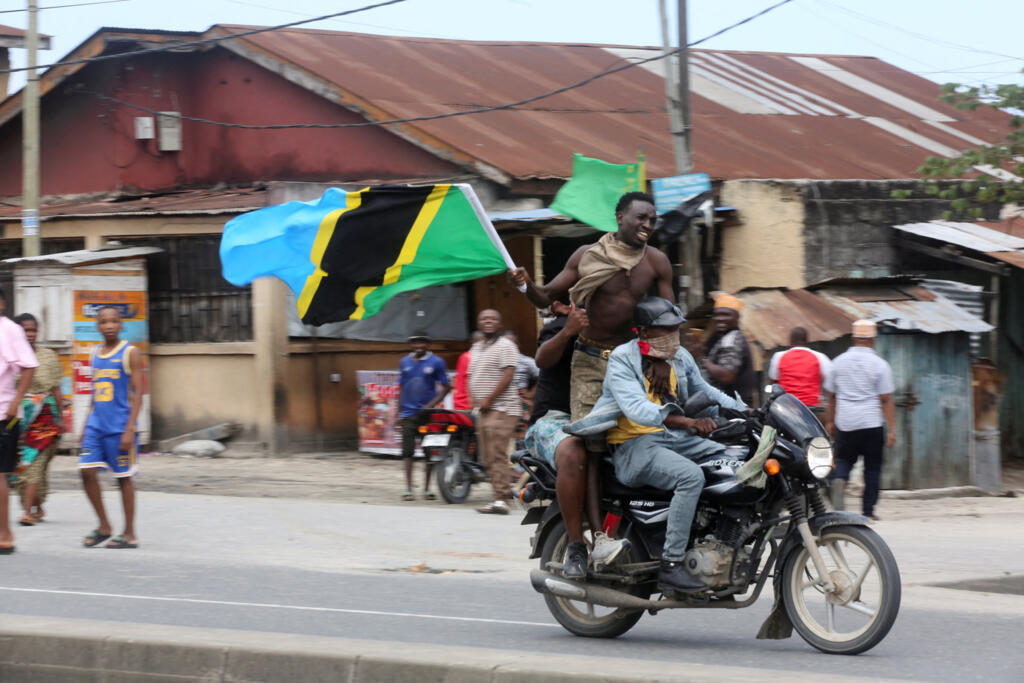 Watu wakiendesha pikipiki wakati wa maandamano nchini Tanzania.
