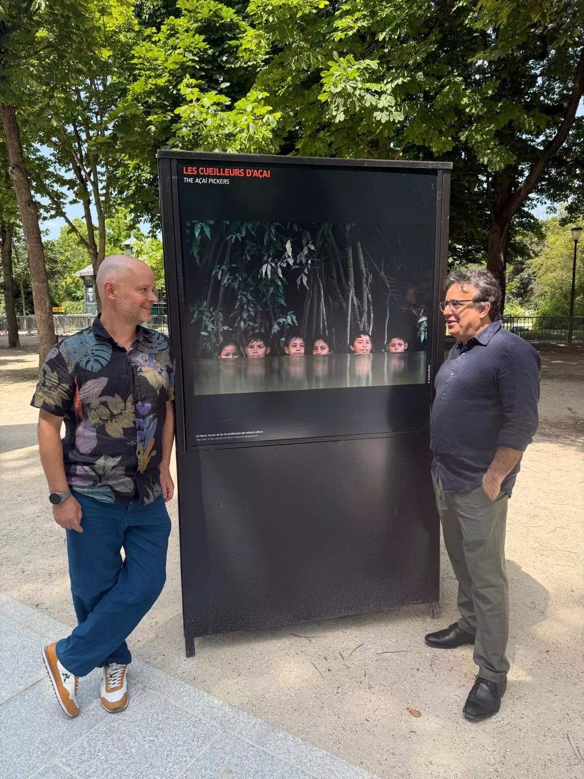 Antoine Olivier e JL Bulcão diante de uma das fotos da exposição.
