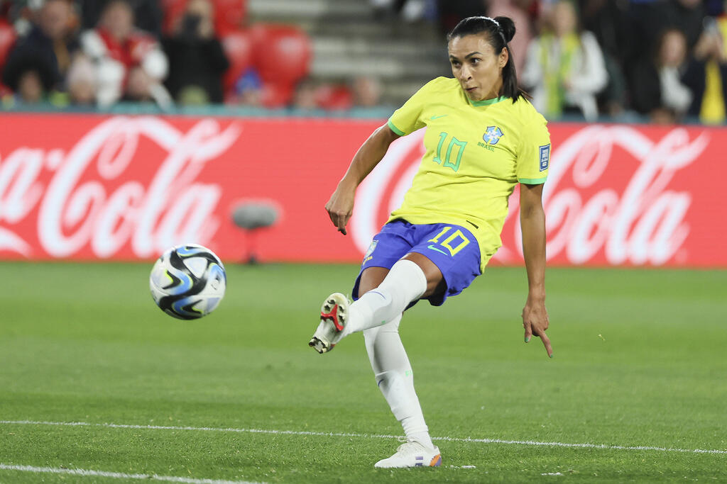 Marta joga a Copa do Mundo Feminina sem patrocínio na chuteira, por considerar que os valores oferecidos são baixos em relação ao dos homens