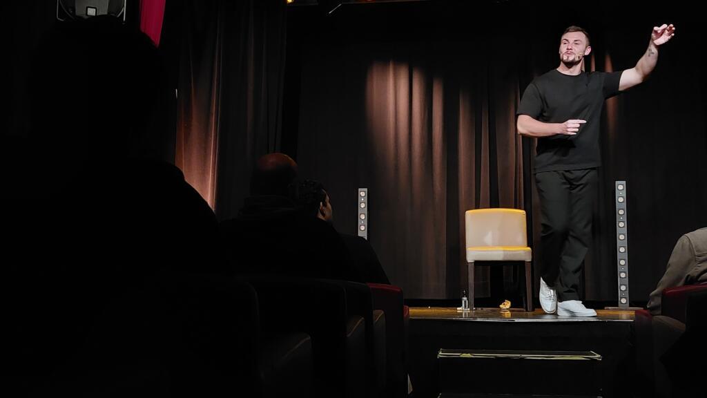 Gaëtan Petit, ici sur la scène du Spotlight, à Lille, vit entièrement de l'humour, cinq ans après sa première scène.