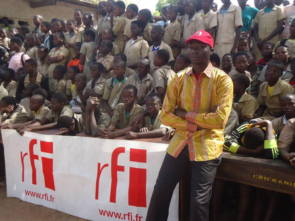 非洲 / 贝宁：巴拉库（Parakou）法广俱乐部。
Afrique / Club RFI Parakou au Bénin.
