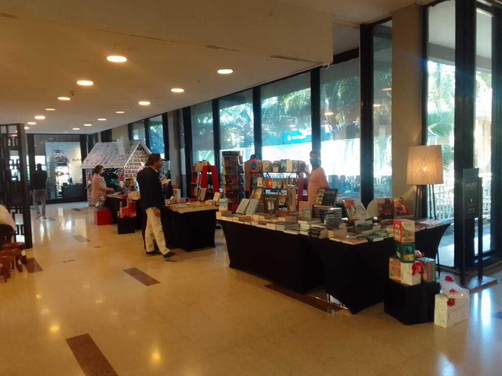 Bazar de Natal no saguão do saguão de um hotel de luxo em Adis Abeba