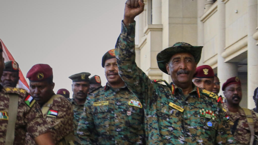 Le chef militaire soudanais, le général Abdel Fattah al-Burhan au centre, est accueilli par ses troupes à son arrivée au Palais présidentiel, récemment repris au groupe paramilitaire des Forces de soutien rapide, à Khartoum, au Soudan, le mercredi 26 mars 2025.