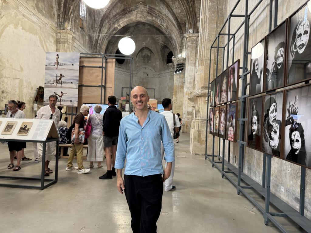 O curador Thyago Nogueira na exposição "Futuros Ancestrais", em Arles.