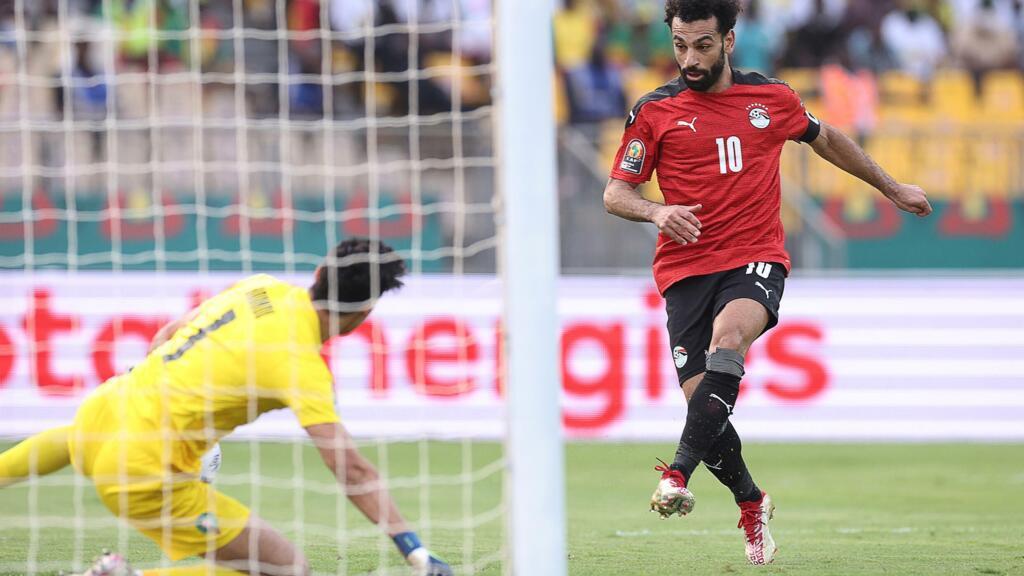 Mohamed Salah signe l'égalisation des Pharaons de l'Egypte face au Maroc en quart de finale de la CAN à Yaoundé, le 30 janvier 2022