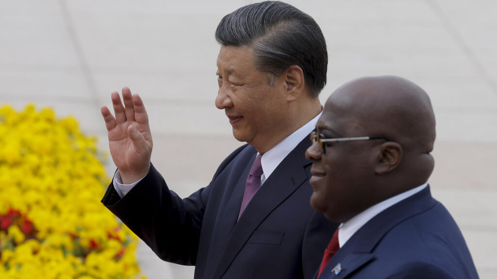 Le président de la République du Congo, Felix Tshisekedi, à droite, et le président chinois Xi Jinping assistent à une cérémonie d'accueil au Grand Palais du Peuple à Pékin, en Chine, le vendredi 26 mai 2023. (Thomas Peter/Pool Photo via AP)