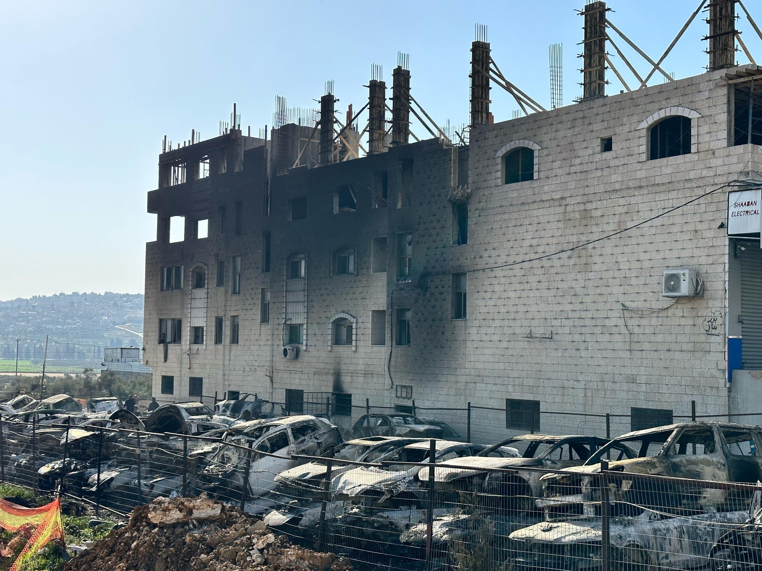 Des colons israéliens ont mené une expédition punitive à Huwara dans la nuit du 26 au 27 février. Ils ont incendié plusieurs maisons palestiniennes et mis le feu à des dizaines de voitures.