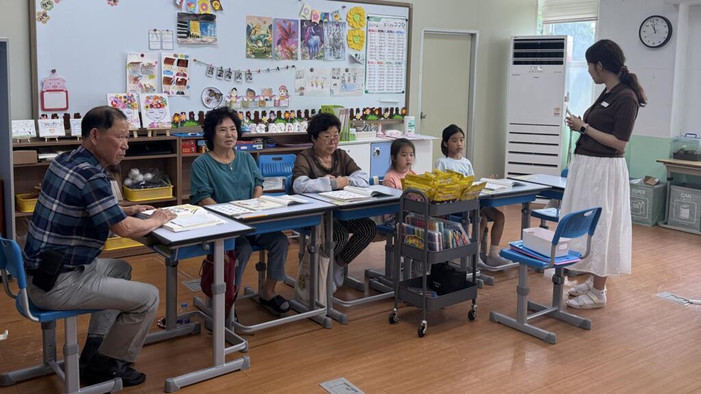 À Jeungsan, la maîtresse enseigne le coréen à des enfants comme à des seniors, 4 juillet 2025.