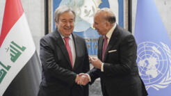 Le secrétaire général de l'ONU Antonio Guterres aux côtés du ministre des Affaires étrangères irakien à Bagdad le 1er mars 2023.