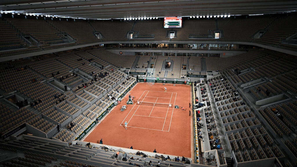 A quadra central de Roland Garros receberá um público maior este ano na fase final com a flexibilização das medidas sanitárias na França.