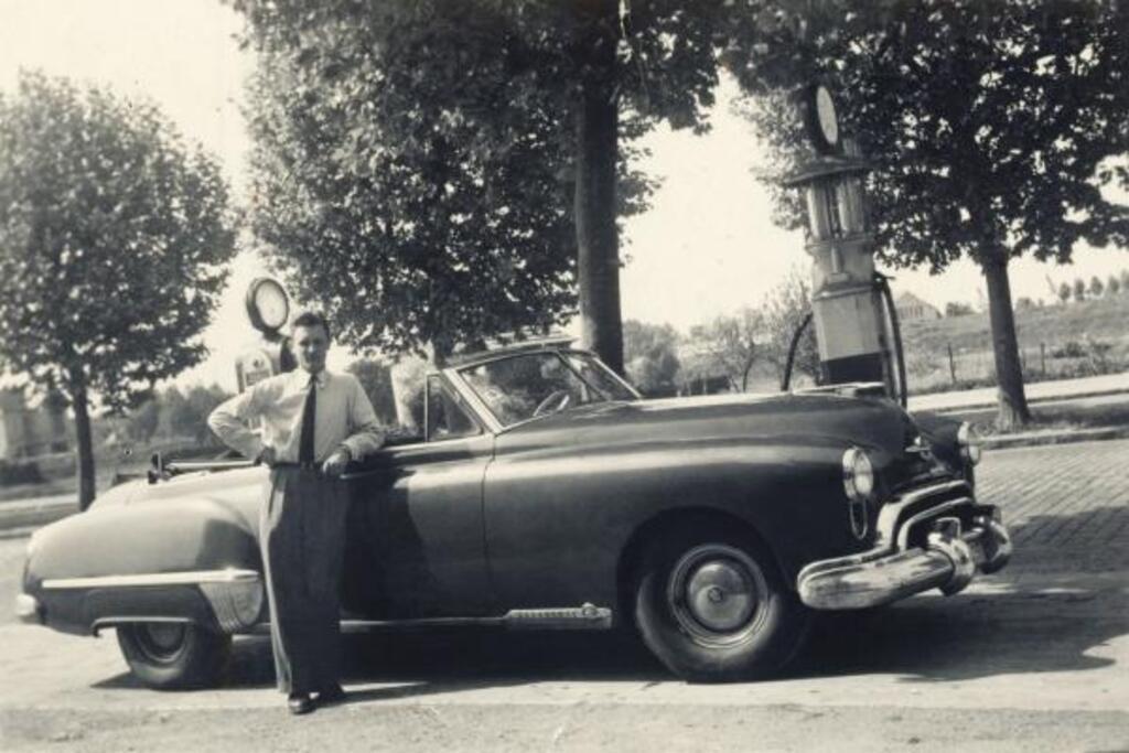 1951 Albert Uderzo devant l'Oldsmobile de Troisfontaines Bondy -Garage de Brubo