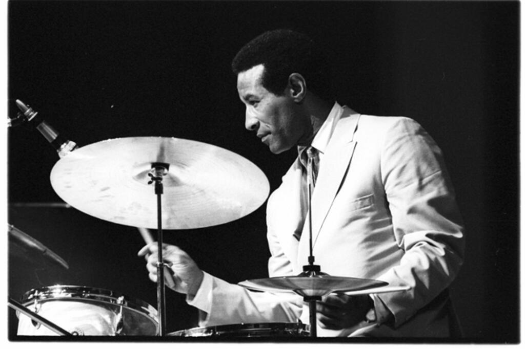 Max Roach se produit sur scène, vêtu d'un costume blanc, au Newport Folk Festival, le 2 juillet 1967 à Newport, Rhode Island.
