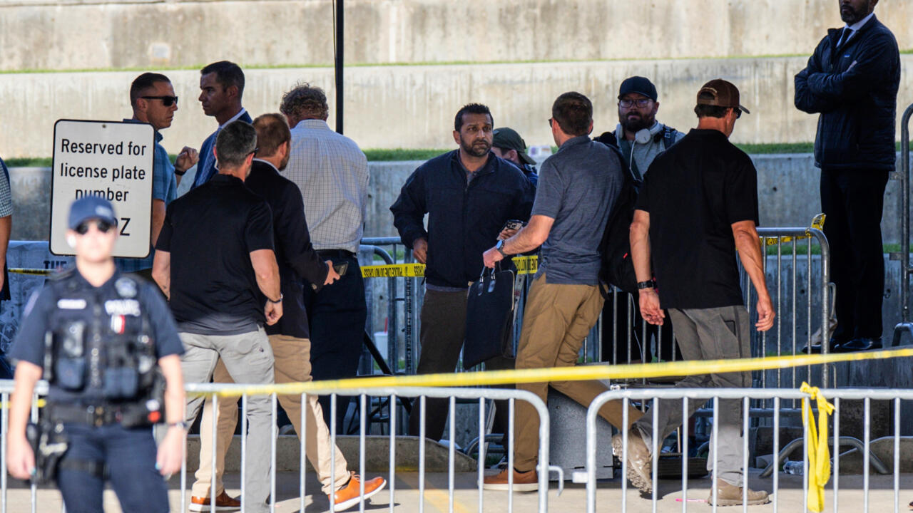 Assassinat de Charlie Kirk: la chasse à l'homme continue, le FBI publie une photo du suspect