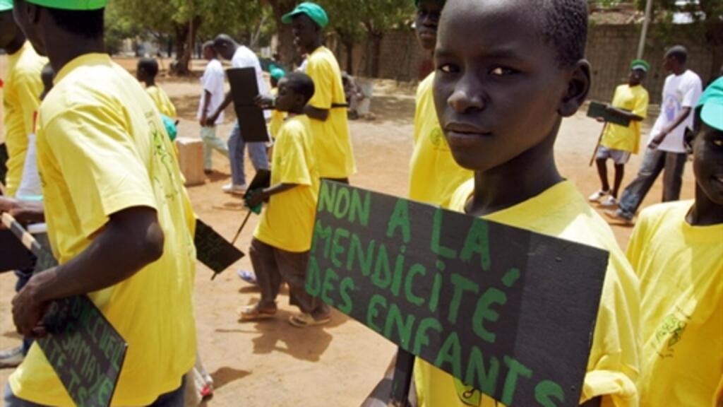 «Un petit Talibé», un élève d'une école coranique à Dakar lors d'une manifestation contre la mendicité des enfants.