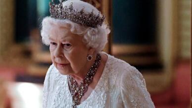 La reine Elizabeth II, a de nombreuses fois était un personnage de cinéma et de séries, inspirant les plus grands cinéastes, mais aussi musiciens.