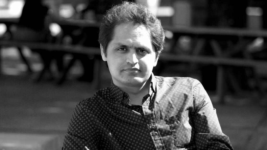 Khosraw Mani, qui vit à Paris depuis 2015, a écrit ce nouveau roman en langue française. C’est une première.