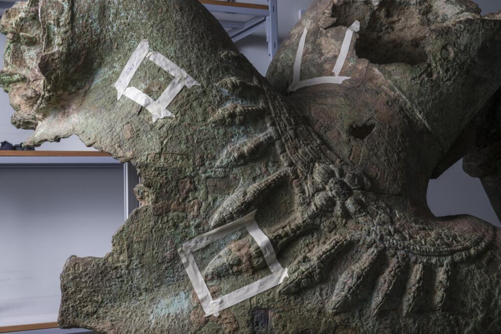 Le bronze du Grand Vishnou du Mébon occidental, chef-d'œuvre de l'art khmer restauré à Nantes, souffre de corrosion.