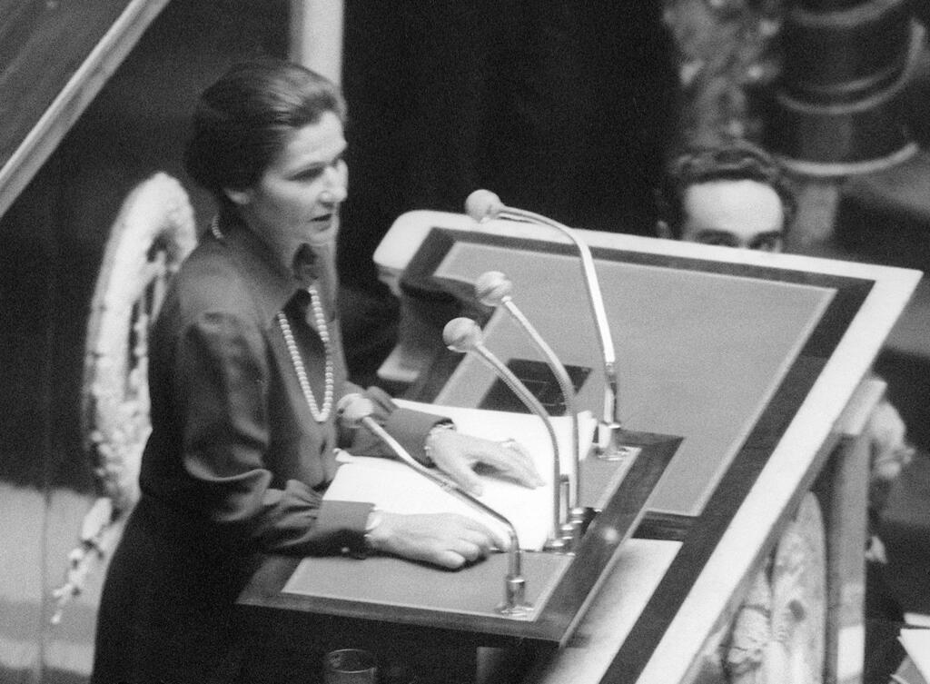Le 26 novembre 1974, Simone Veil, ministre de la Santé, présente à la tribune de l’Assemblée nationale le projet de loi relative à l’interruption volontaire de grossesse.