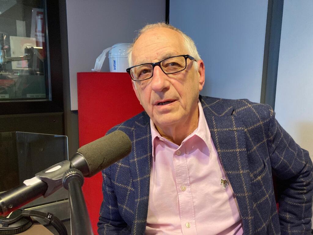 L'ancien diplomate français Gilbert Erouart dans le studio de RFI.