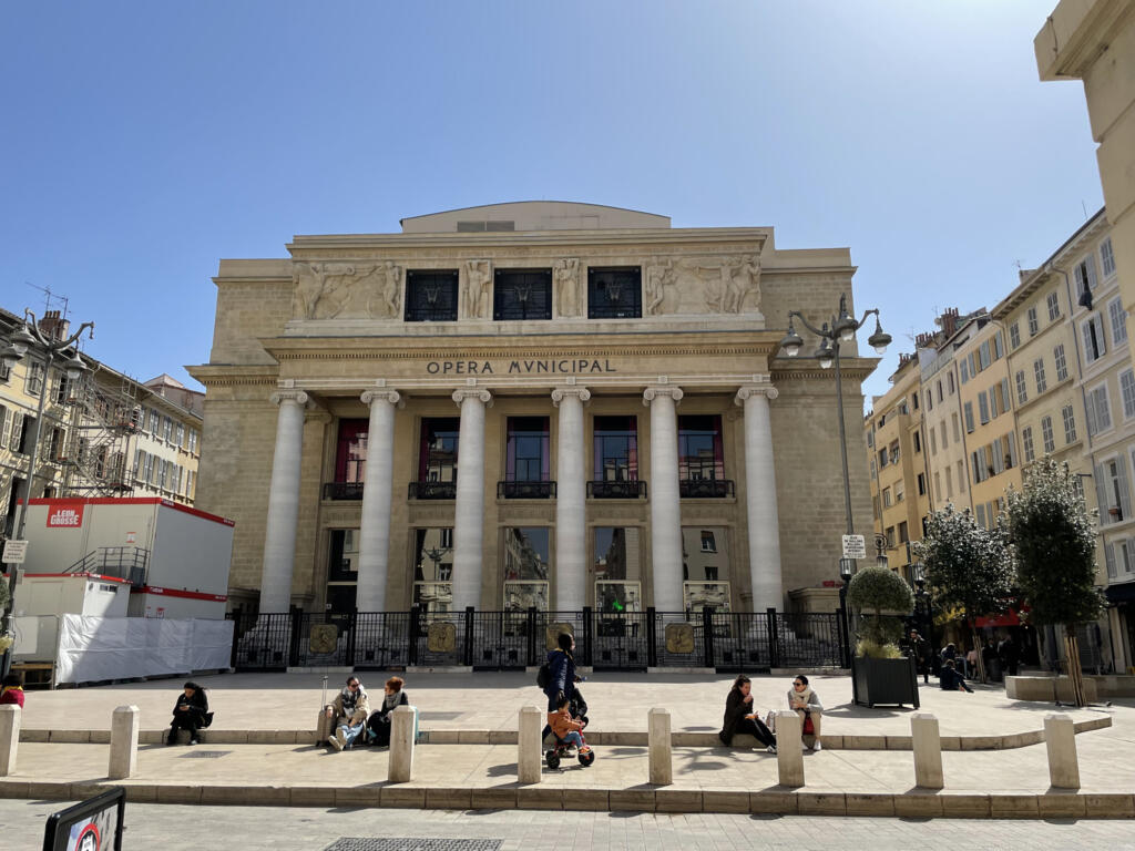 As ruas adjacentes ao teatro da Ópera de Marselha estão repletas de lojas, café e restaurantes da moda.