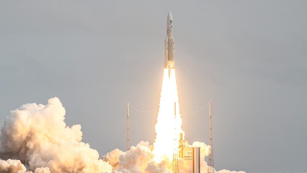 La fusée Ariane 5 d'Arianespace décollant de son aire de lancement, au Centre spatial guyanais de Kourou, en Guyane française, le 14 avril 2023.