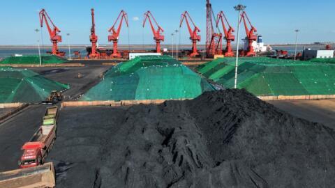 Déchargement de charbon au terminal charbonnier du port de  Lianyungang, dans la province orientale du Jiangsu en Chine, le 22 janvier 2024.