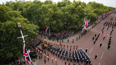 Le State Gun Carriage porte le cercueil de la reine Elizabeth II, drapé de l'étendard royal avec la couronne impériale de l'État et l'orbe et le sceptre du souverain, lors de la procession cérémonielle après ses funérailles d'État à l'abbaye de Westminster. Londres, le lundi 19 septembre 2022.