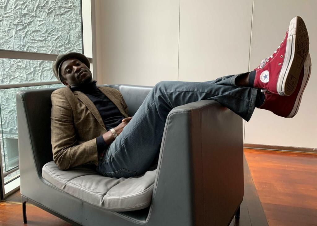Alune Wade fait une pause avant d’entrer en studio.
