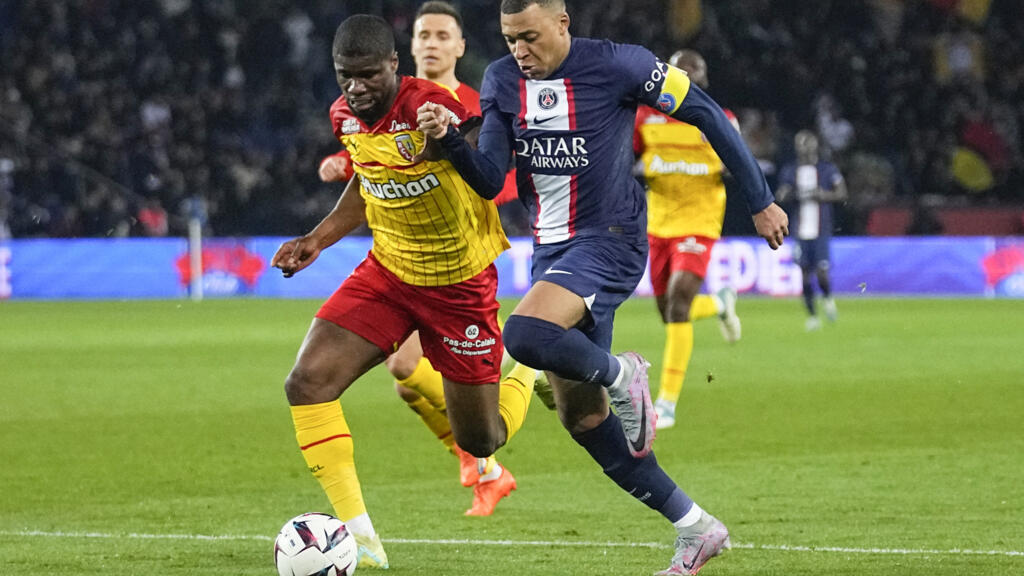 Kevin Danso de Lens, à gauche, et Kylian Mbappé du PSG lors du match de Ligue 1 entre le Paris Saint Germain et Lens au stade du Parc des Princes le 15 avril 2023.